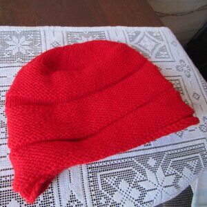 Red snow cap with ribbed rim. Small size head.